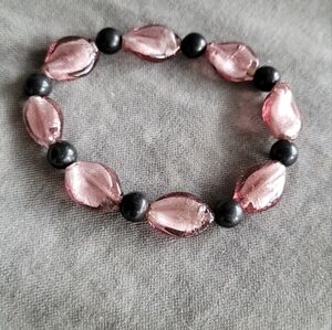 🌼2/$12 Pink and black glass bead stretch bracelet